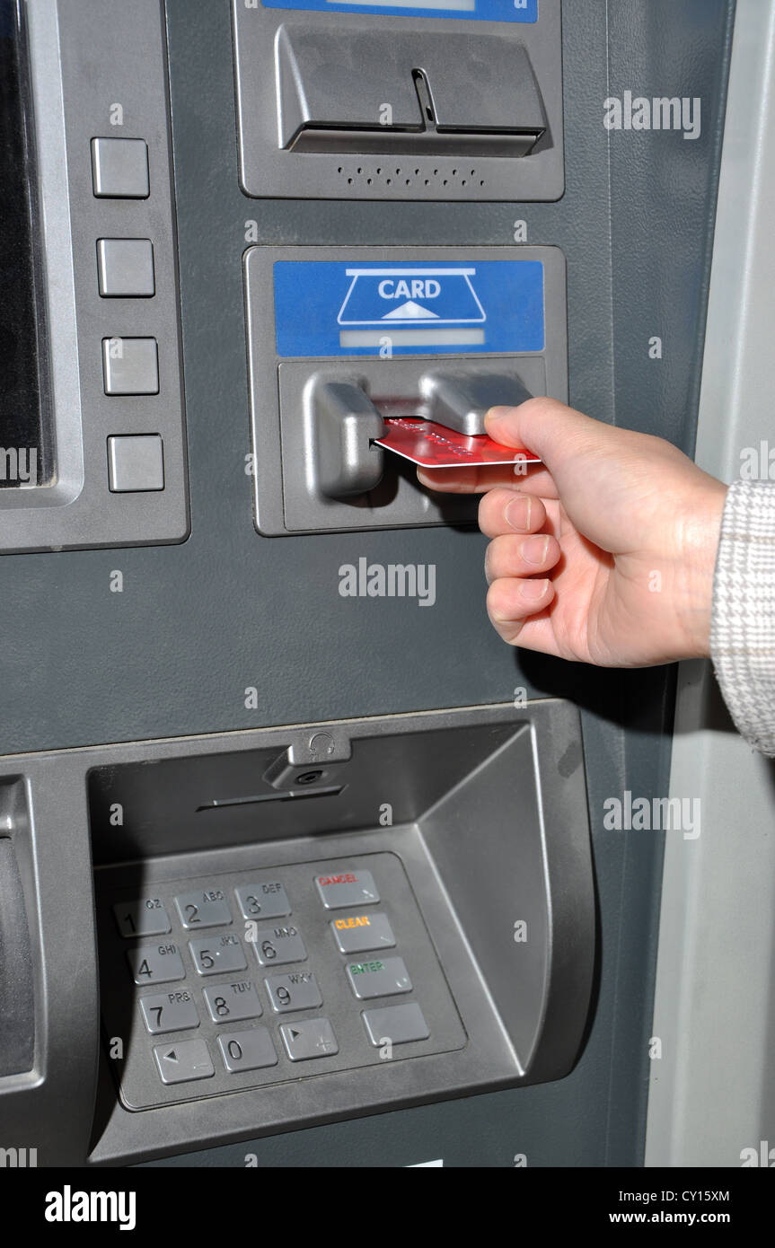 Geld an Geldautomaten abheben Stockfoto