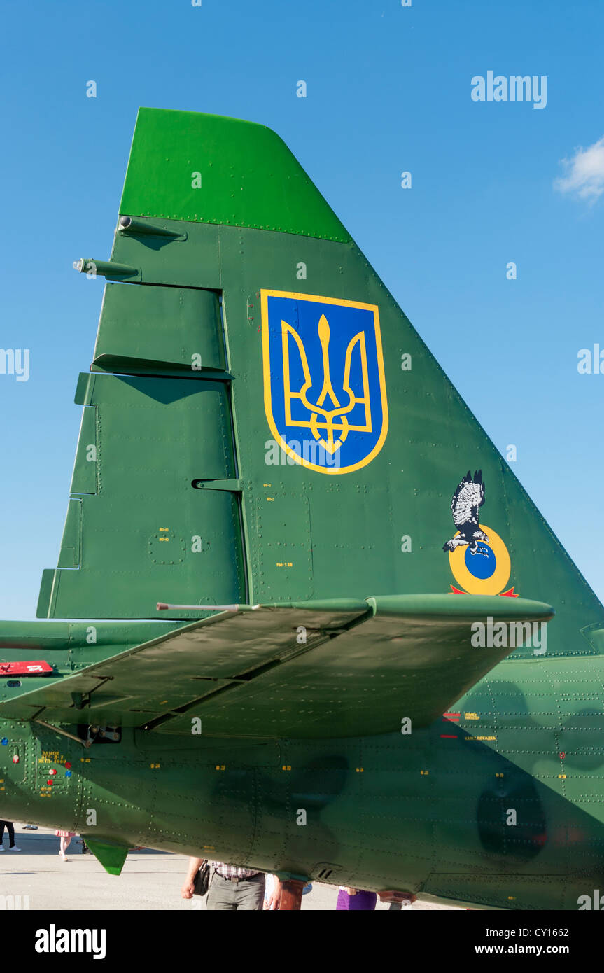 Tarnung und Schablonen auf das Heck des Kampfflugzeug Su-25. Stockfoto