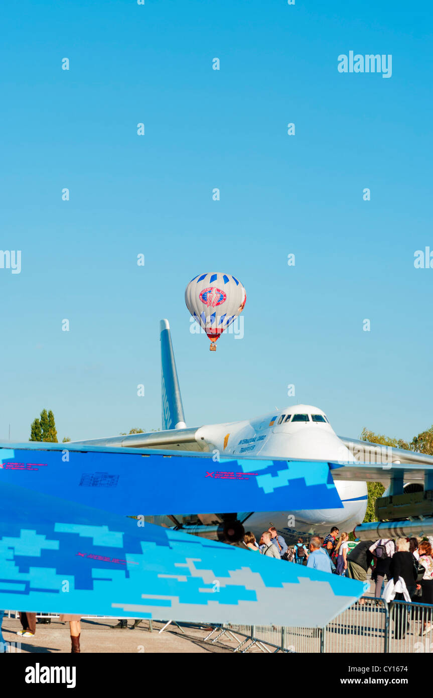 Ballon, Kämpfer und Transport Flugzeug. Stockfoto