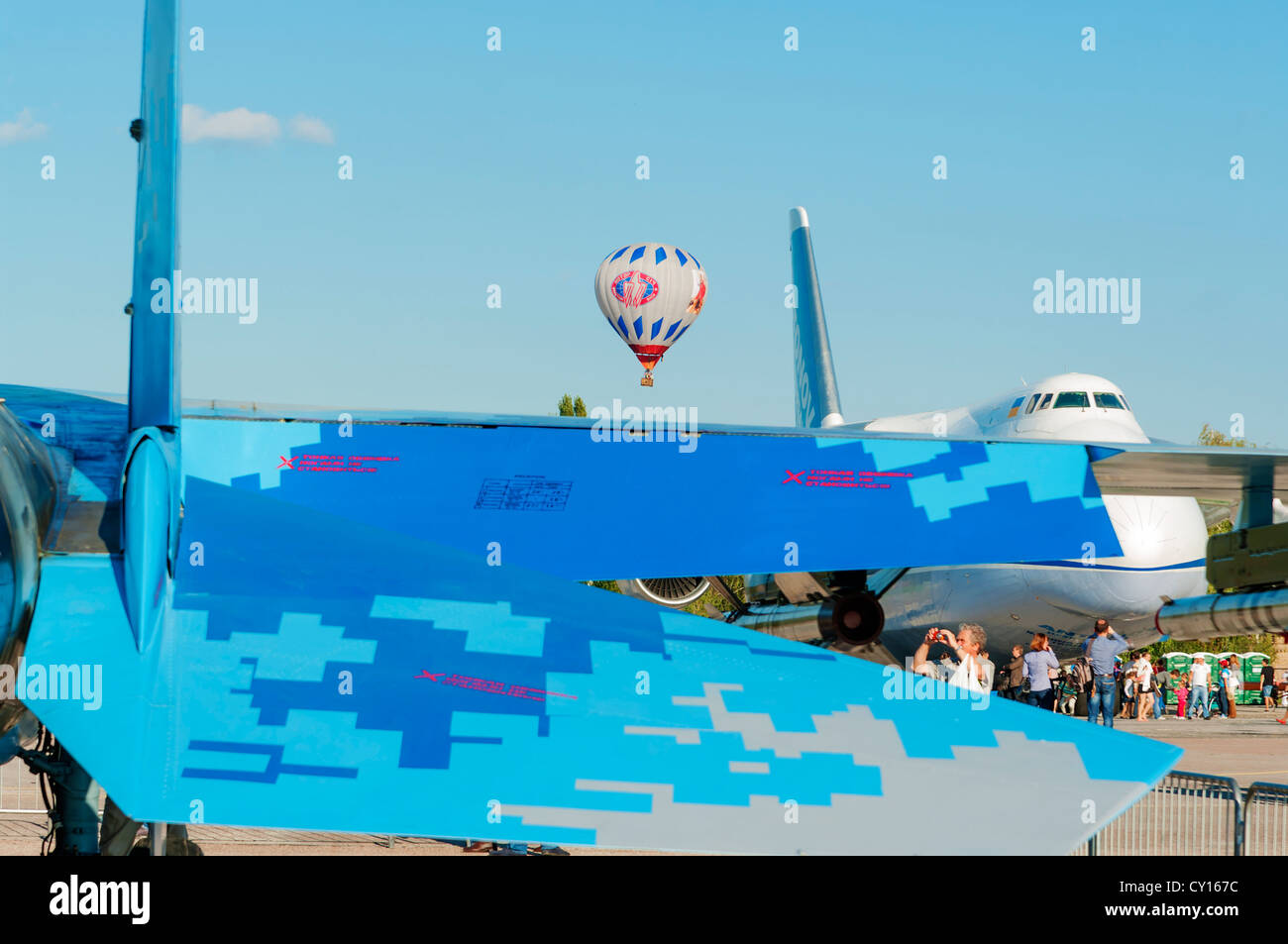 Ballon, Kämpfer und Transport Flugzeug. Stockfoto