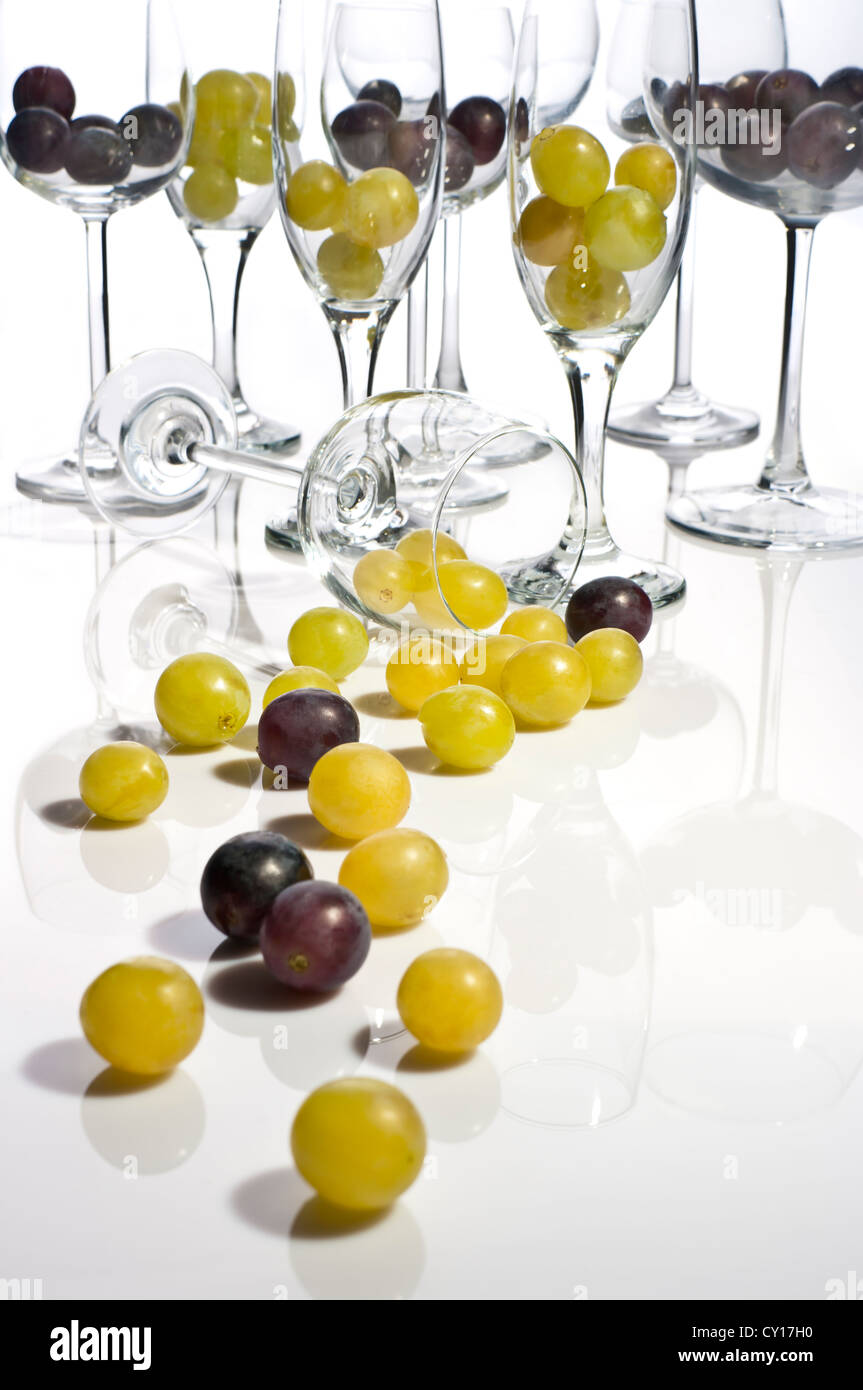 Ein Glas Wein enthält Hunderte von Weinbeeren Stockfoto