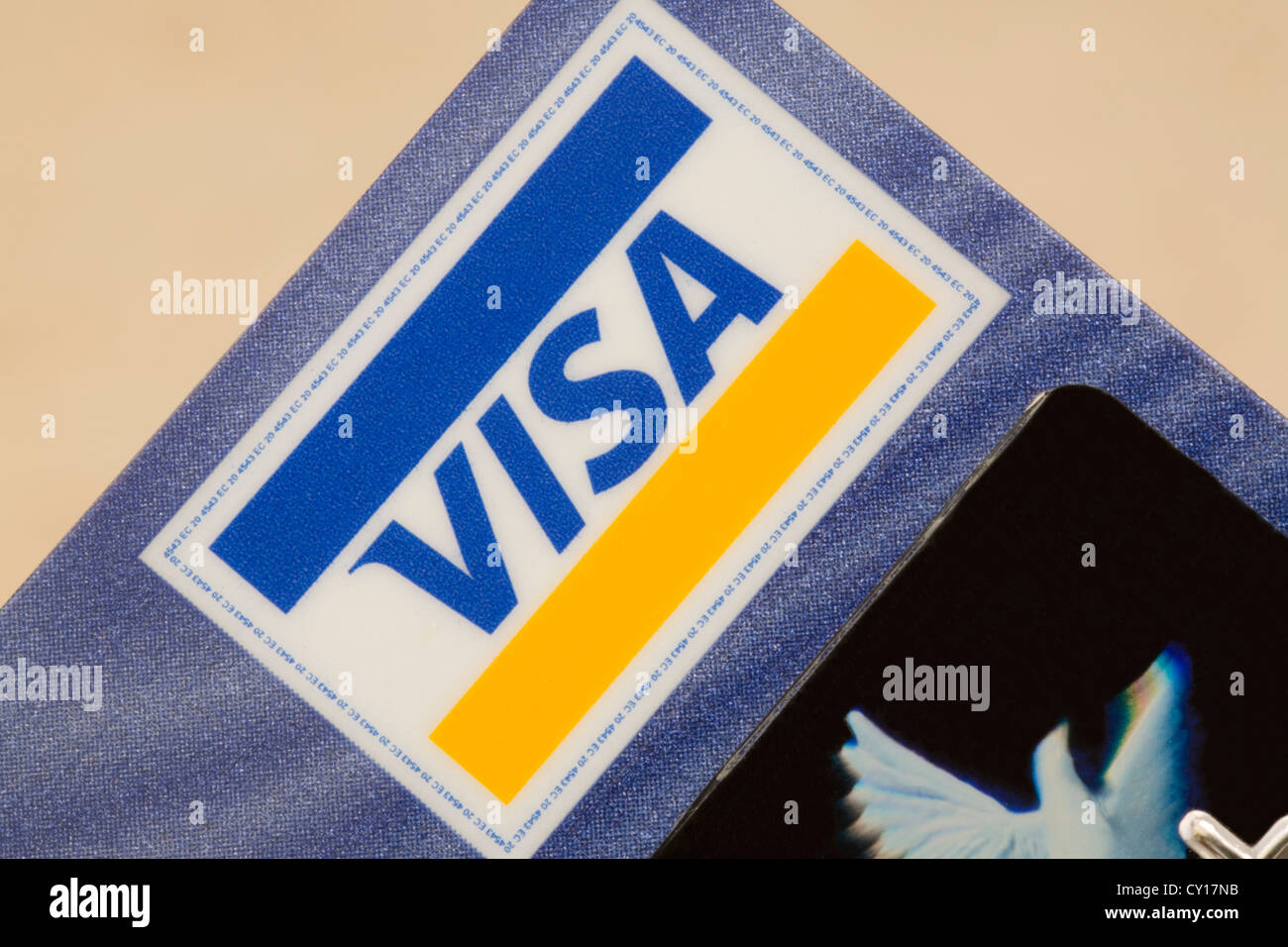 Visa-Logo Zeichen in Nahaufnahme von Hologramm auf einfarbigen Hintergrund Stockfoto