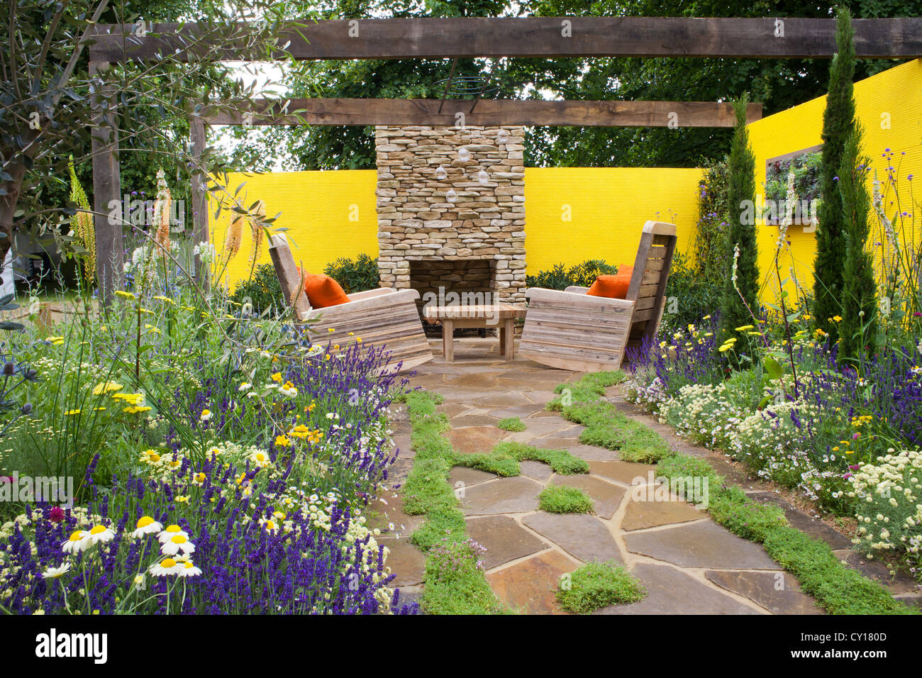 Wohnzimmer im Freien in zeitgenössischen gestalteten Garten. Stockfoto