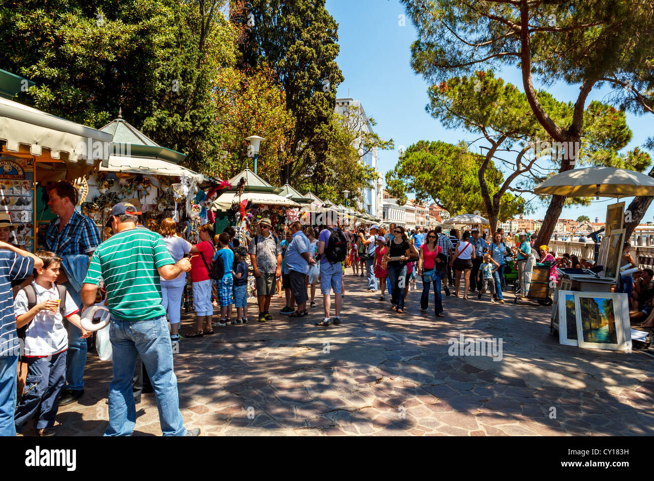 16. Juli 2012 - Straße Verkäufer mit touristischen Souvenirs. Die meisten Anbieter in Venedig nicht italienischer Herkunft. Stockfoto