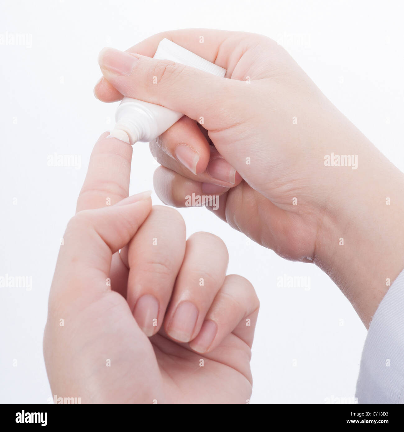 Frau Hände halten kosmetische Creme tube Stockfoto