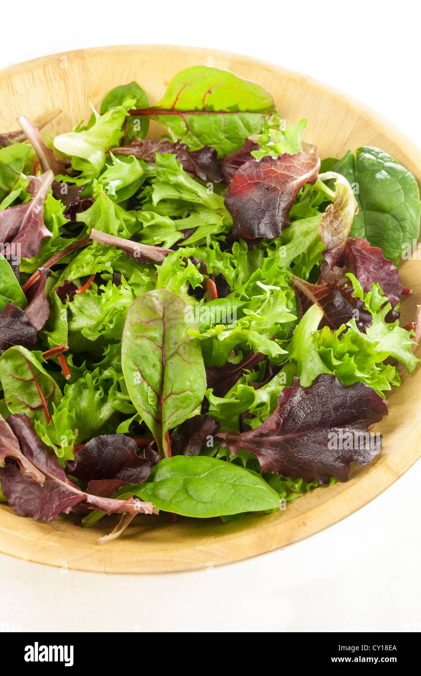 gemischte Salatblätter in Holzschale Stockfoto