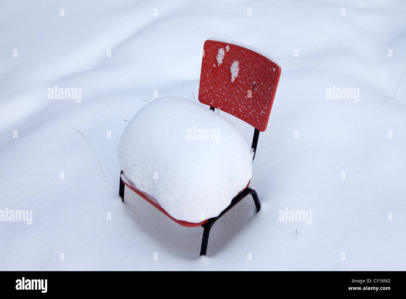 Stuhl mit Schnee in Finnland Stockfoto