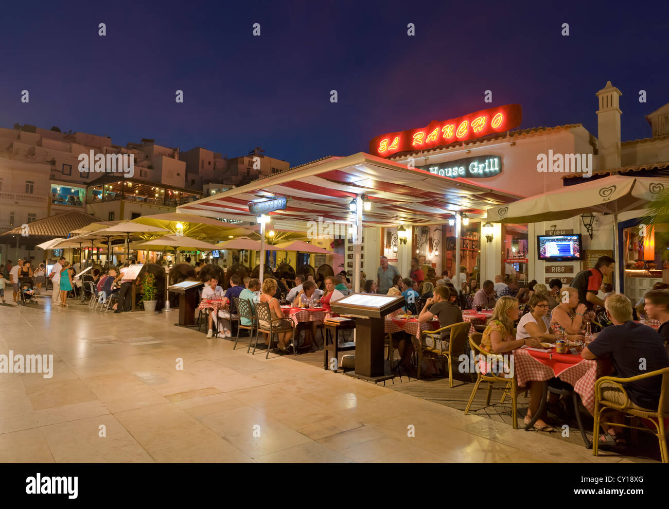 Portugal, Algarve, Albufeira, Meer Restaurants in der Abenddämmerung Stockfoto