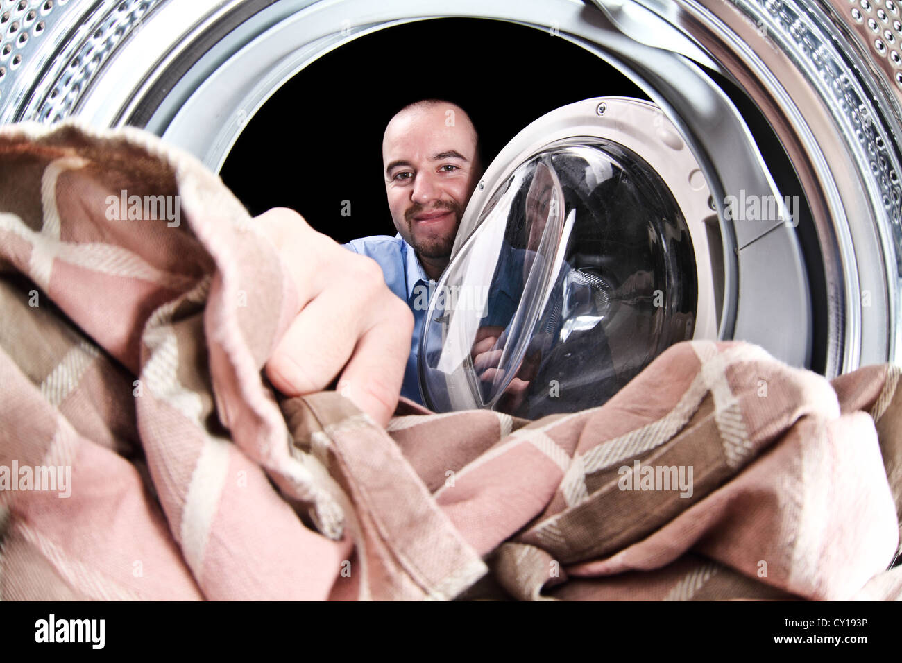 Porträt der Blick des Mannes aus Waschmaschine innen Stockfoto