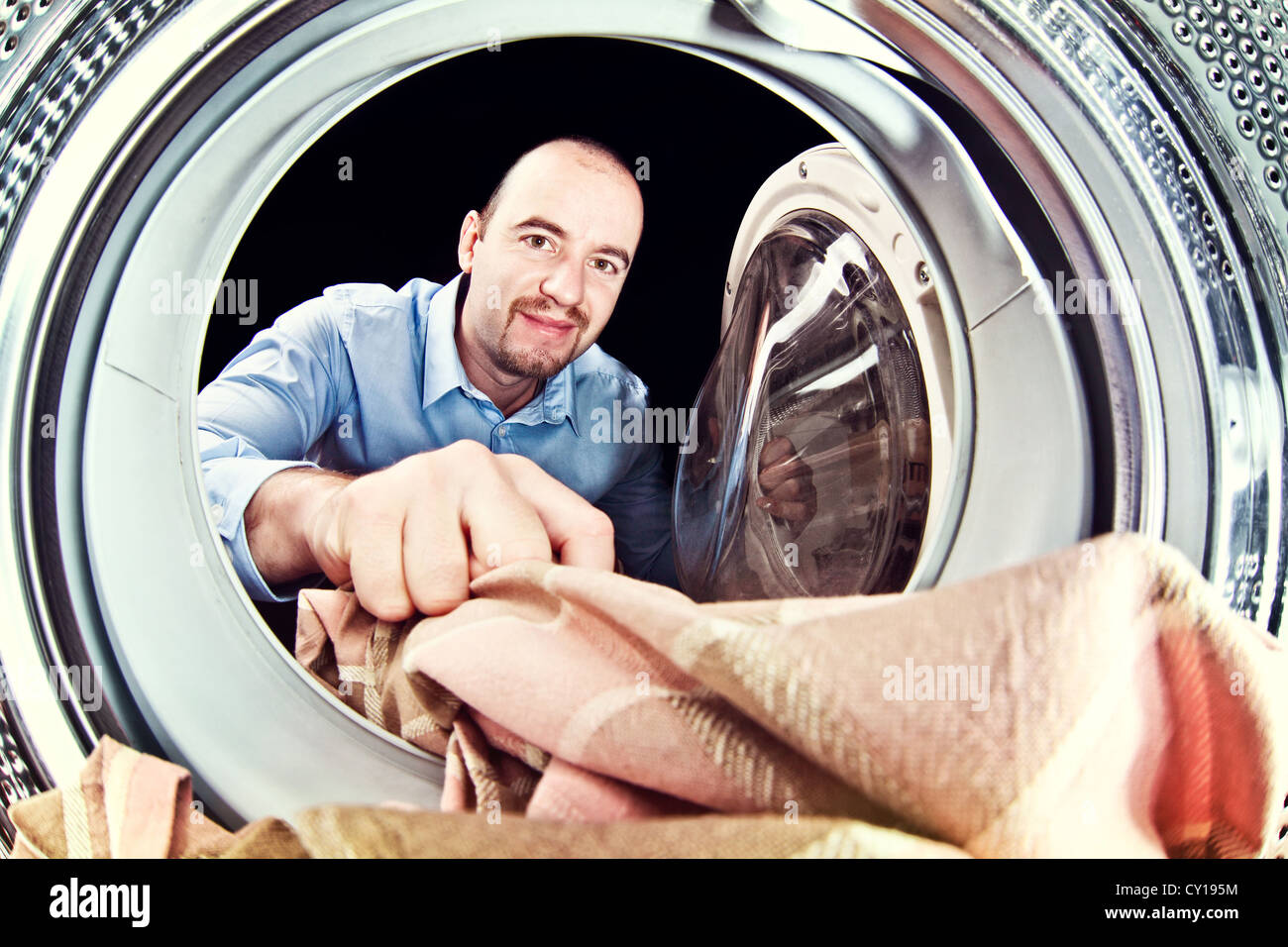 Porträt der Blick des Mannes aus Waschmaschine innen Stockfoto