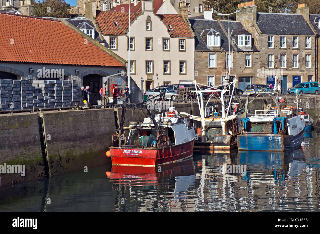 Angelboot/Fischerboot ist gerade angekommen in Pittenweem Hafen Fife Schottland und Verschiebung der Fang des Tages auf dem Fischmarkt Stockfoto