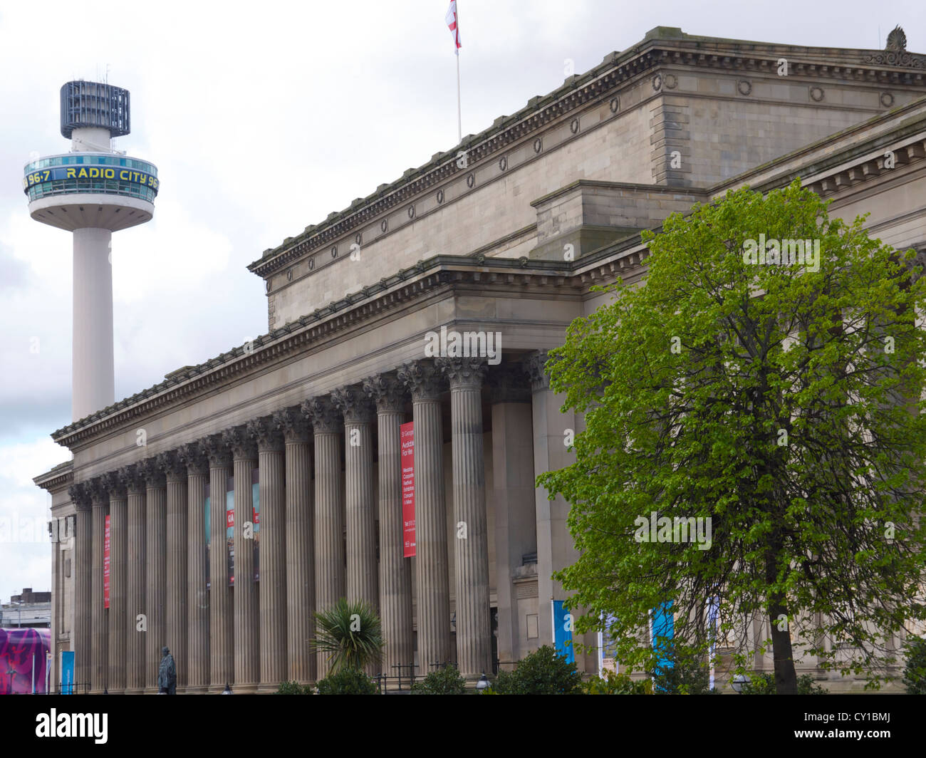 Saint Georges Hall und Radio City Tower im Hintergrund Stockfoto