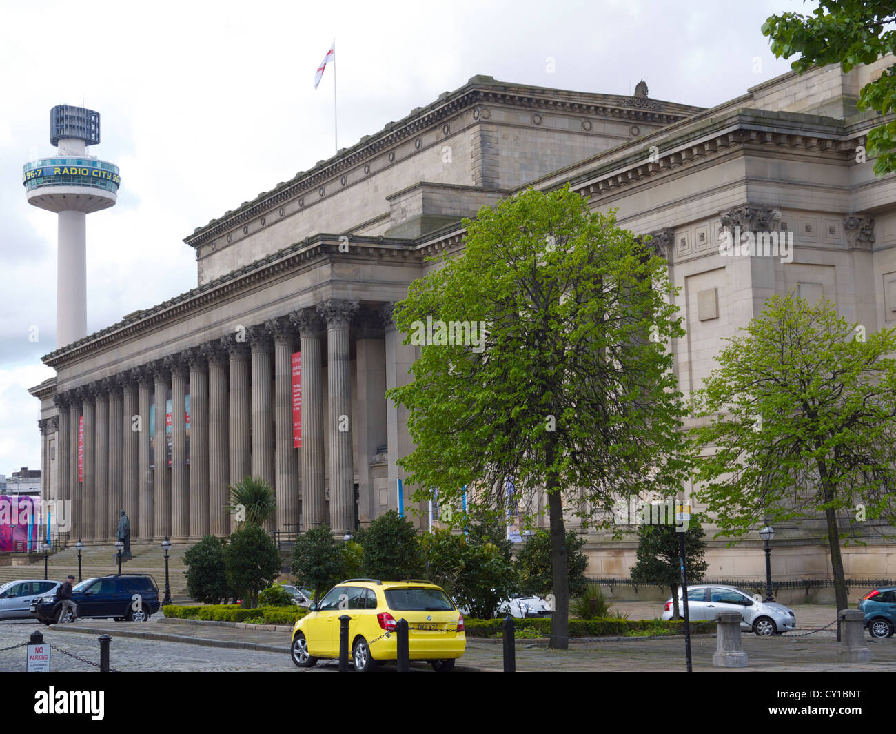 Saint Georges Hall und Radio City Tower im Hintergrund Stockfoto