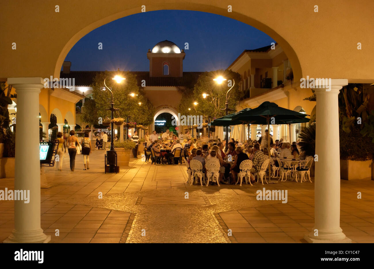 Portugal Algarve, Quinta do Lago, Quintashopping in der Nacht Stockfoto