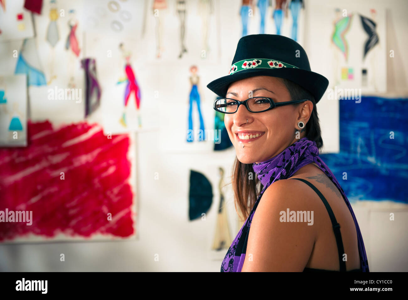 Zuversichtlich, Unternehmer, Porträt von glücklich hispanische junge Frau arbeitete als Modedesignerin und Schneiderin im atelier Stockfoto