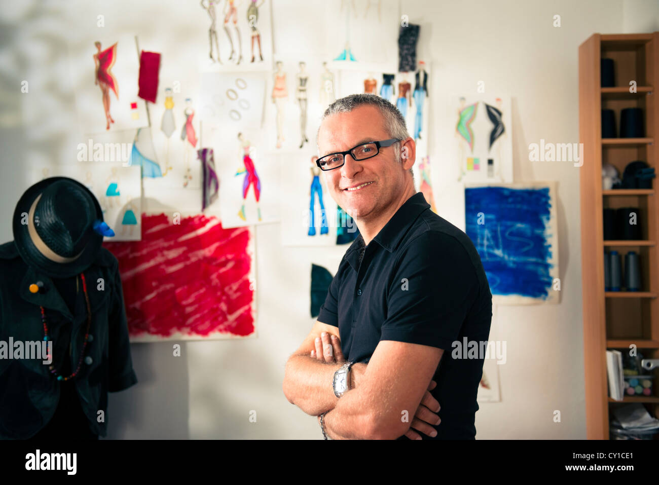 Zuversichtlich, Unternehmer, Porträt von glücklich reifer Mann arbeitete als Modedesignerin und Schneiderin im atelier Stockfoto