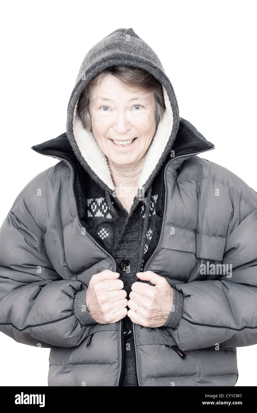Ältere Frau im Winter Kleidung, tragen Kapuzenjacke, Porträt, Lächeln Stockfoto