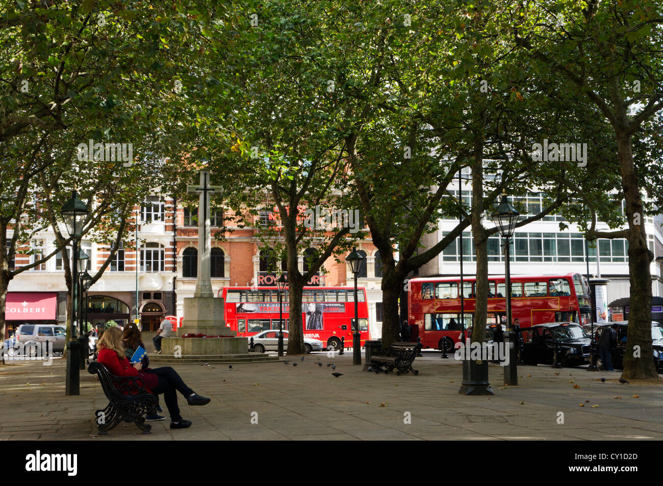 Menschen sitzen am Sloane Square in London. Stockfoto
