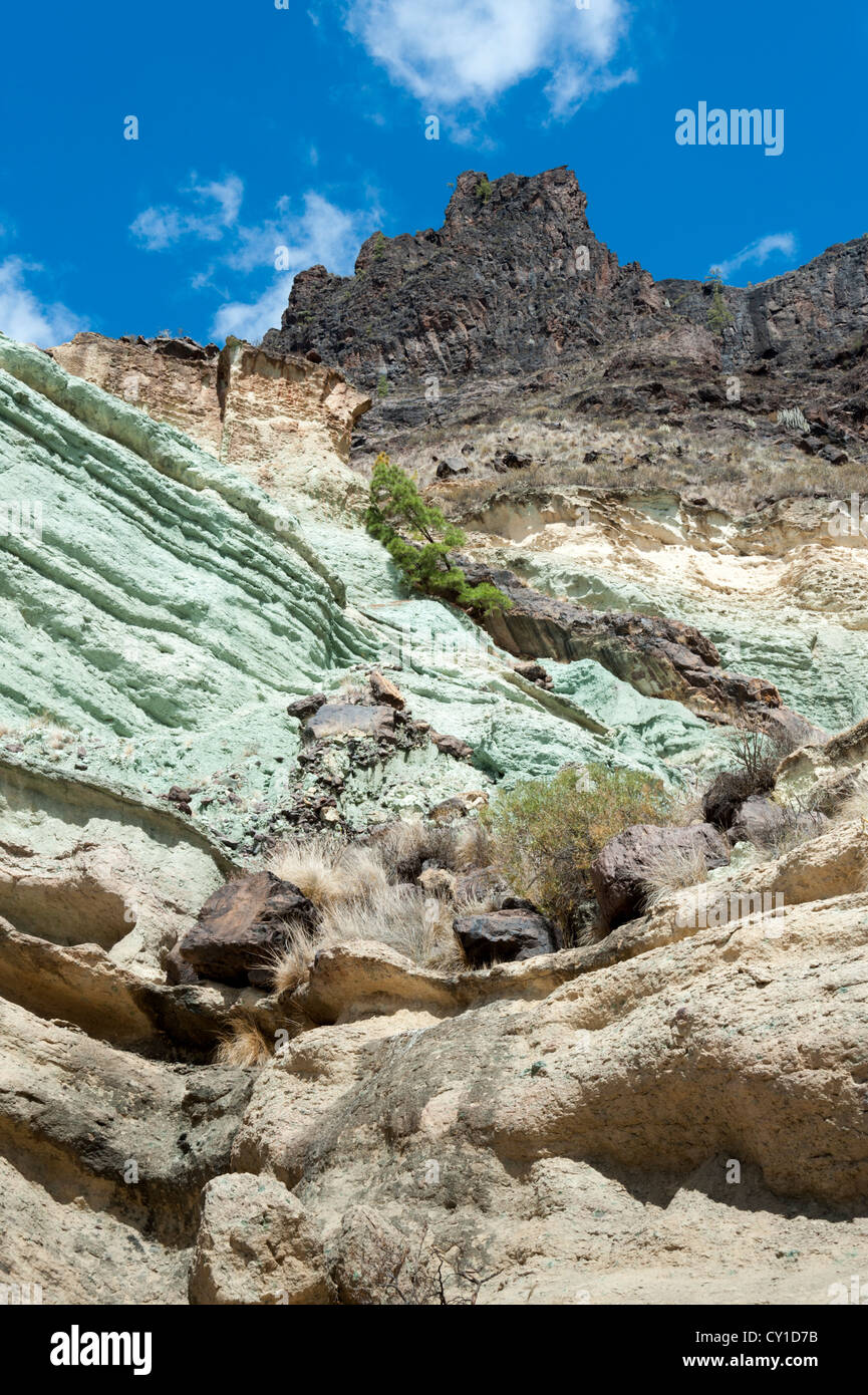 Farbigen vulkanischen Gesteine auf Fuente Los Azulejos, Gran Canaria, Kanarische Inseln-Spanien, einem beliebten touristischen Ort Stockfoto