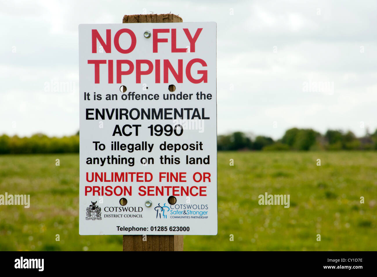 Keine kippen fliegen Warnschild in einem Land Lane Parkstreifen in ländlichen Gloucestershire, Großbritannien Stockfoto