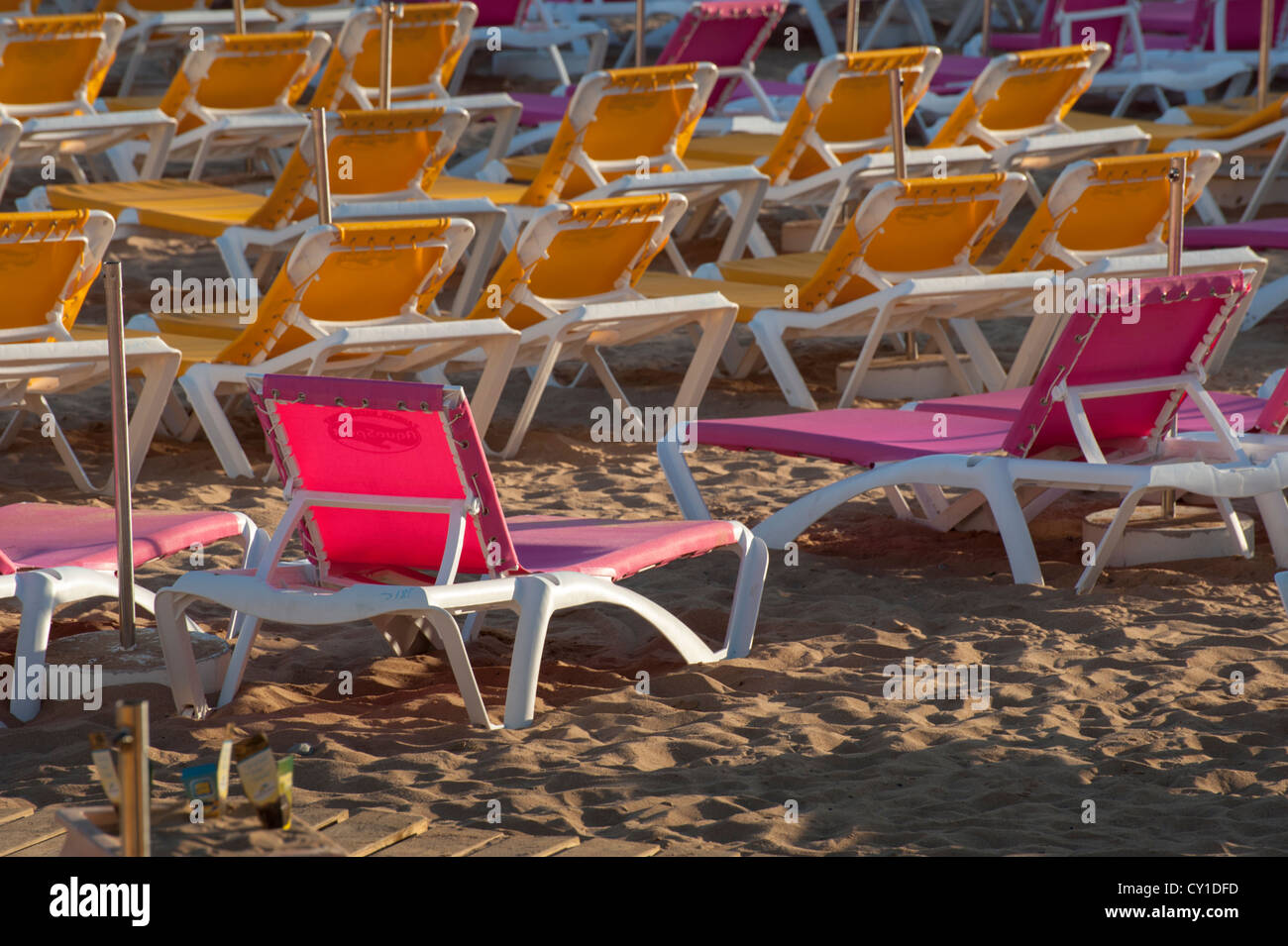 Bunten Liegestühlen am Strand von Playa de Mogan Gran Canaria Kanaren Spanien Stockfoto