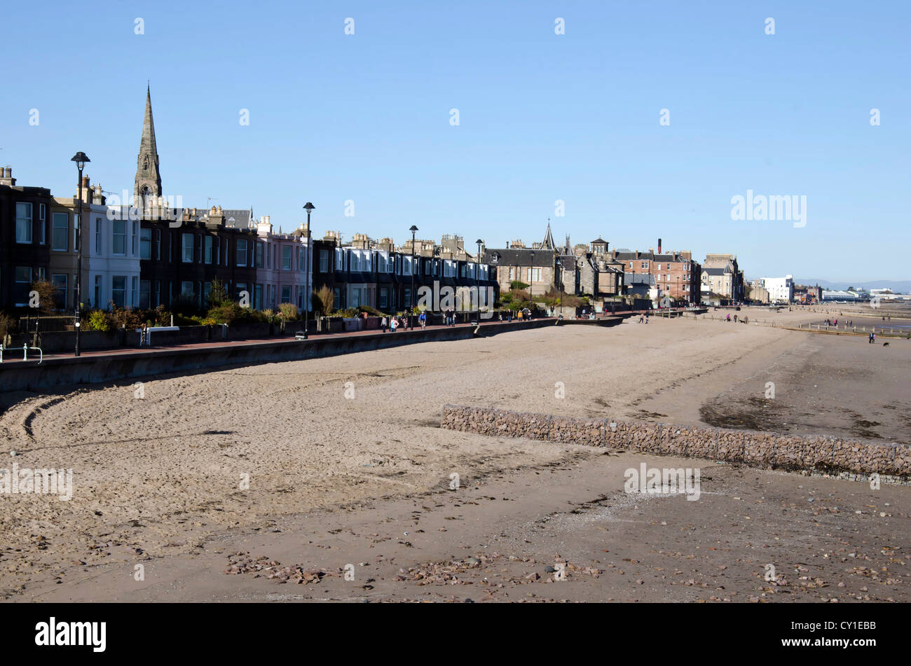 Blick nach Westen entlang der Küste bei Portobello, Edinburgh, Schottland. (Keine Gesichter erkennbar) Stockfoto