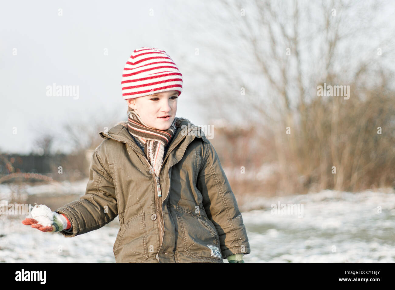 Junge (5-6) Holding Schneeball, Frankreich. Stockfoto