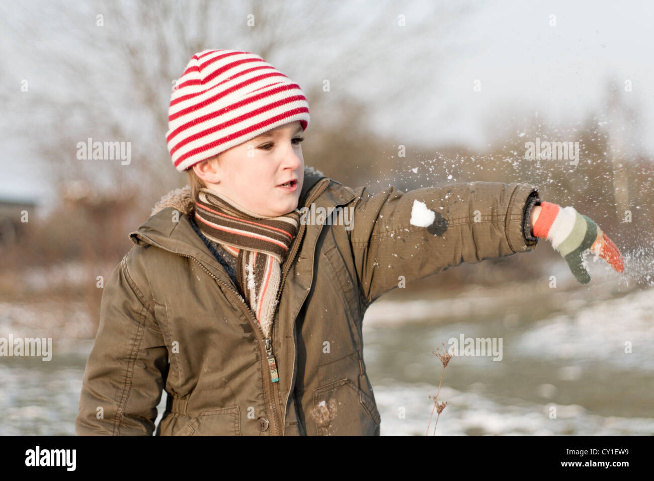 Junge (5-6) werfen Schneeball, Frankreich. Stockfoto