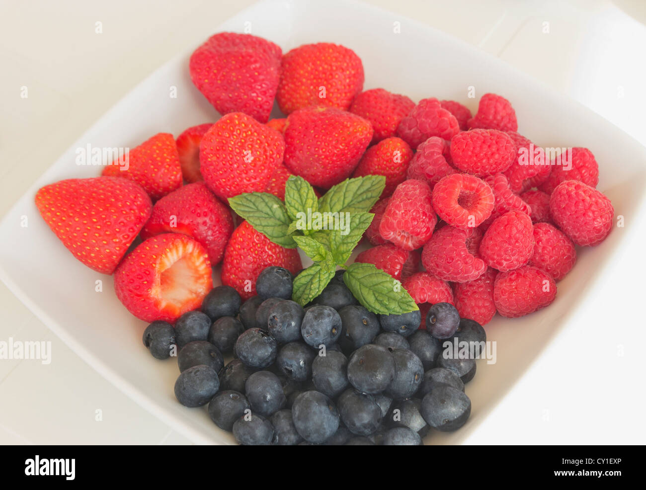 Teller mit gemischten Früchten. Stockfoto