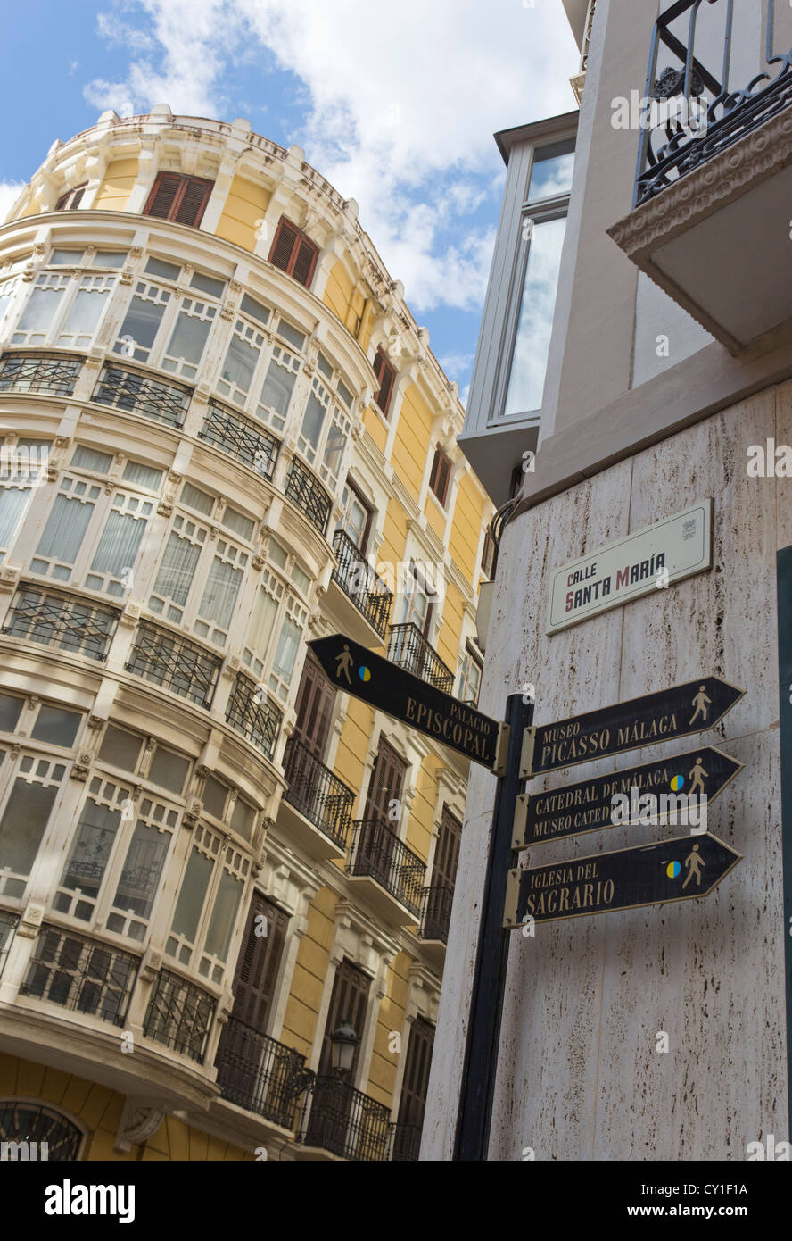 Málaga, Costa Del Sol, Andalusien, Spanien. Straßenschilder mit Wegbeschreibungen zu den touristischen Sehenswürdigkeiten Kathedrale von Málaga und das Picasso Museum Stockfoto