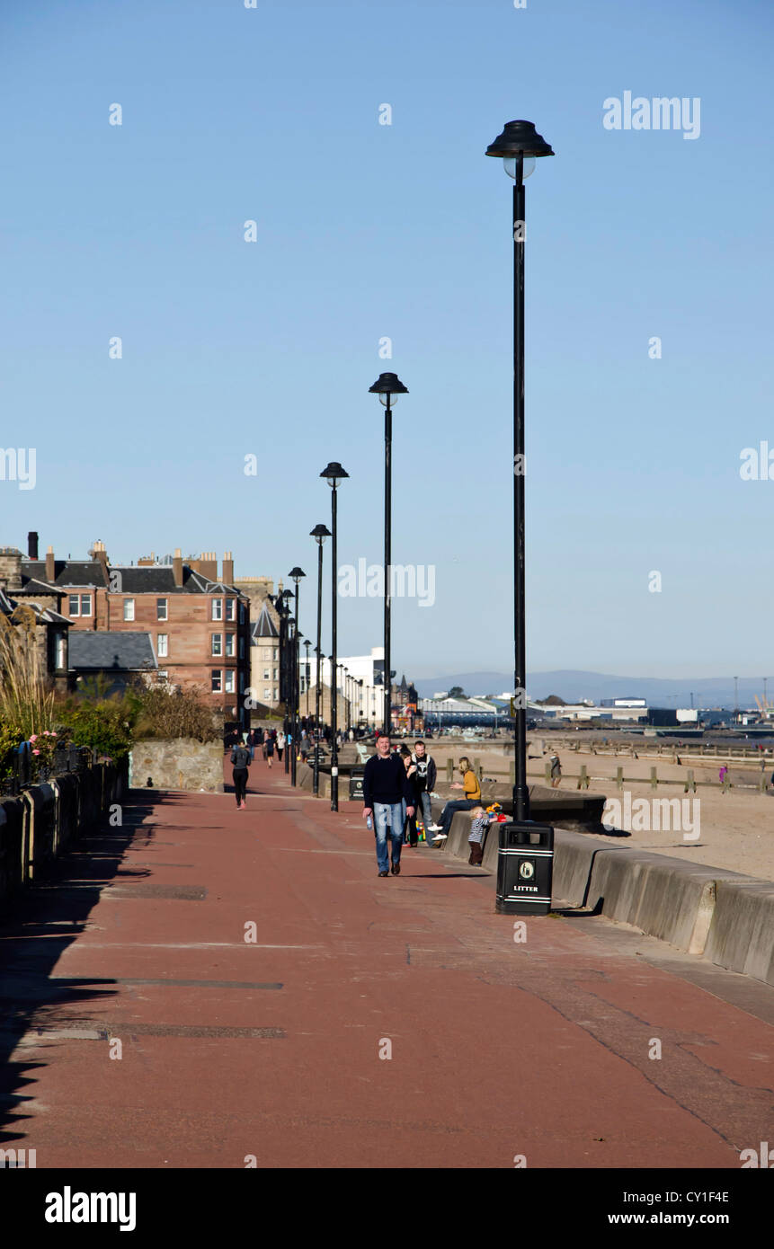 Blick nach Westen entlang der Küste bei Portobello, Edinburgh, Schottland. Stockfoto