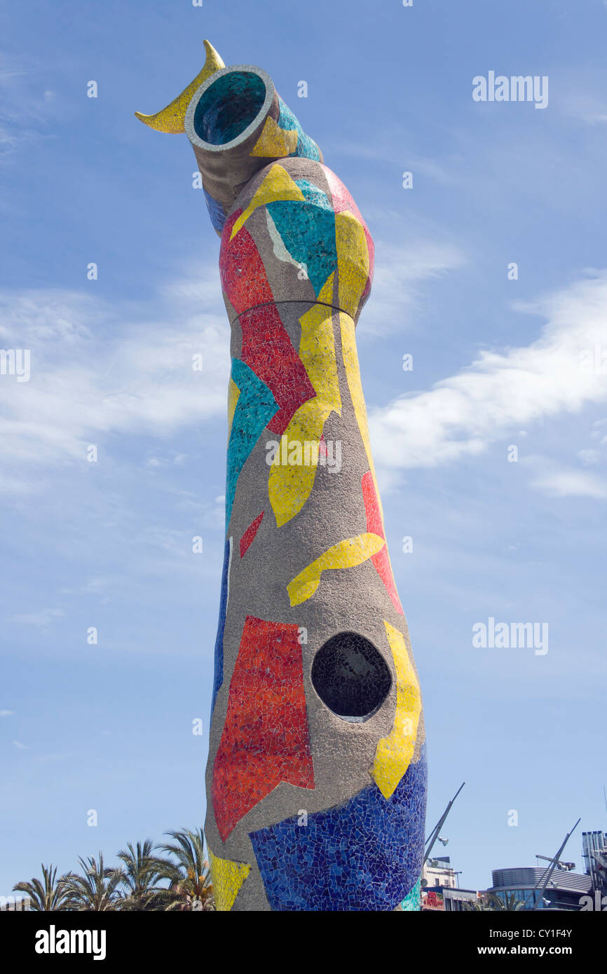 Parc Joan Miró, Barcelona, Spanien. Frau und Vogel, Dona ich Ocell, Skulptur von Joan Miró und Joan Gardy Artigas. Stockfoto