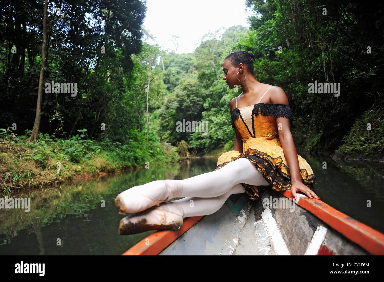 Eine Ballerina posiert auf ein hölzernes Kanu im Chagres River. Stockfoto