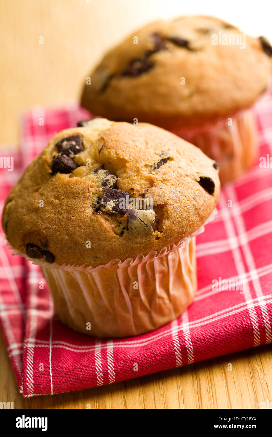 leckere Muffins mit Schokolade auf Küche tabel Stockfoto