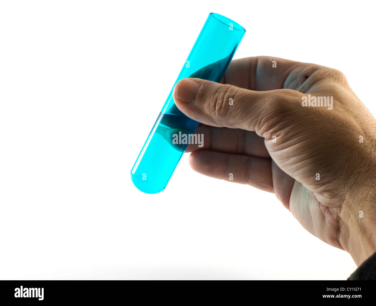 Hand mit Flüssigkeit im Glasrohr Stockfoto