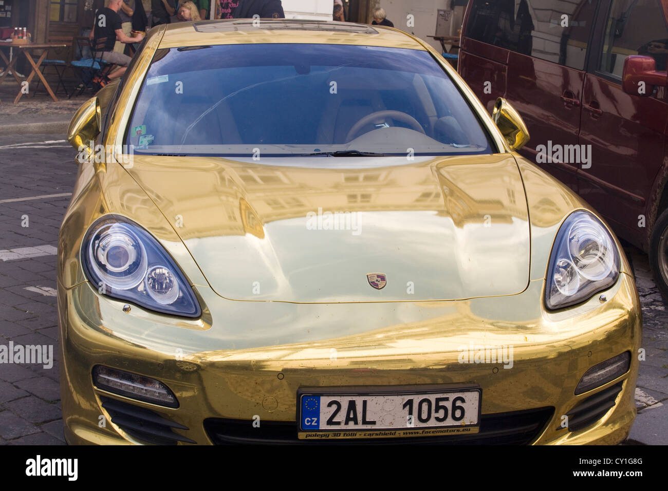 Eine goldene Porsche auf den Straßen von Prag Stockfoto