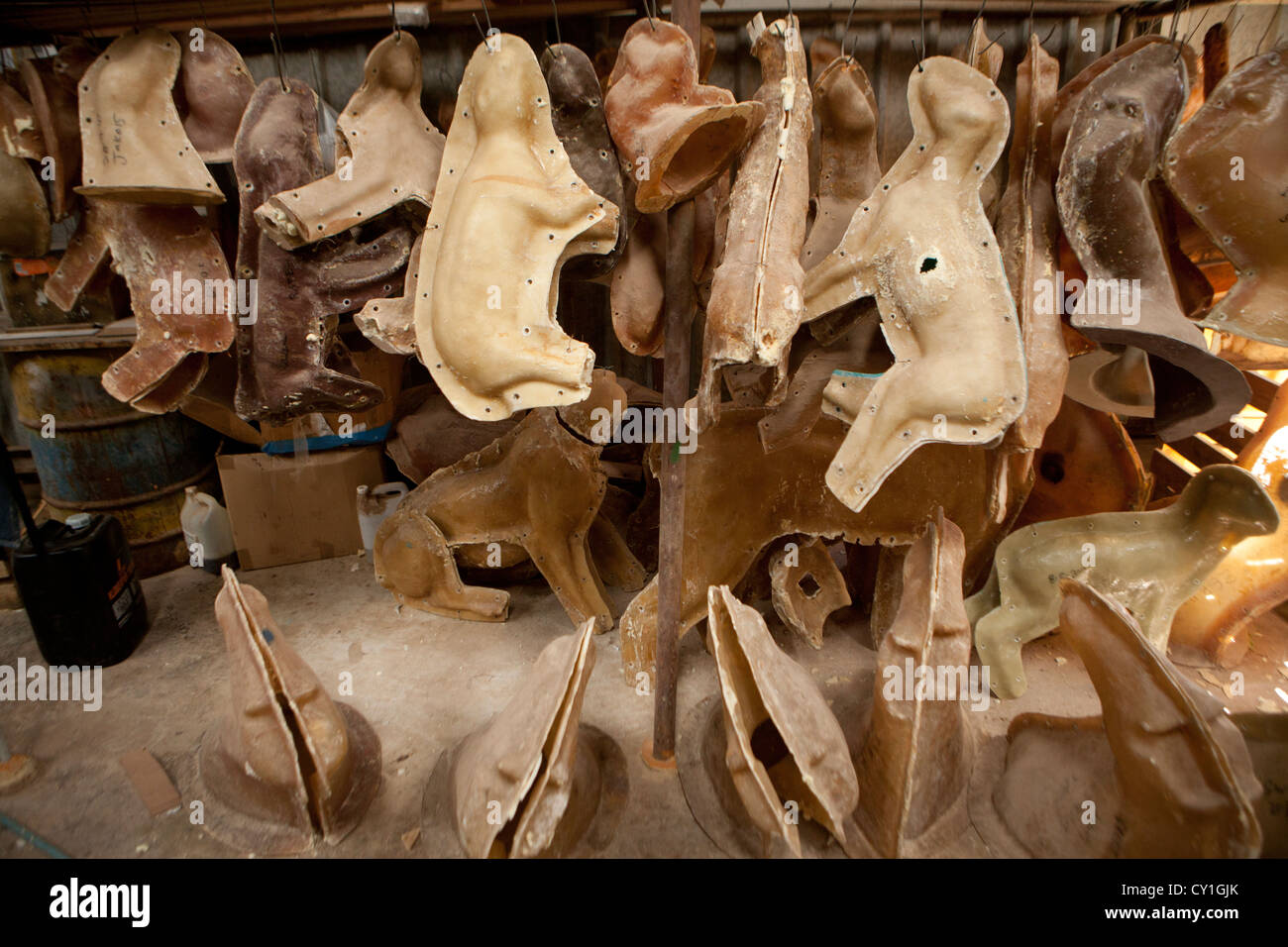 Präparatoren. Jäger aus den USA und Deutschland Wildtiere zu schießen und Dinge, die es als Trophäe Präparatoren-Workshop in Namibia. Stockfoto