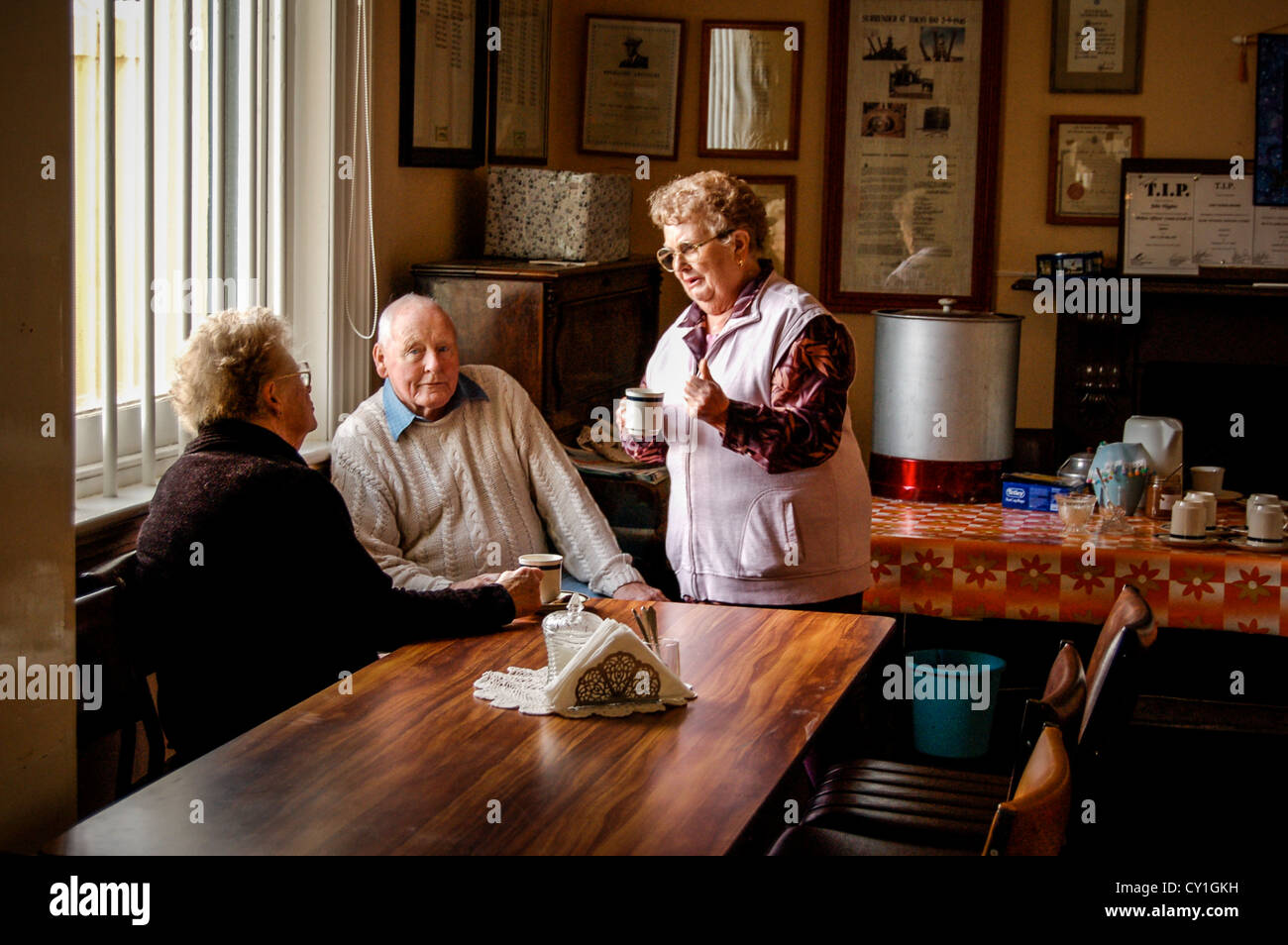 Senioren, die gemeinsame Nutzung einer ruhigen Tasse Tee und ein Gespräch in einer kleinen Stadt Zentrum für Rentner in Australien. Stockfoto
