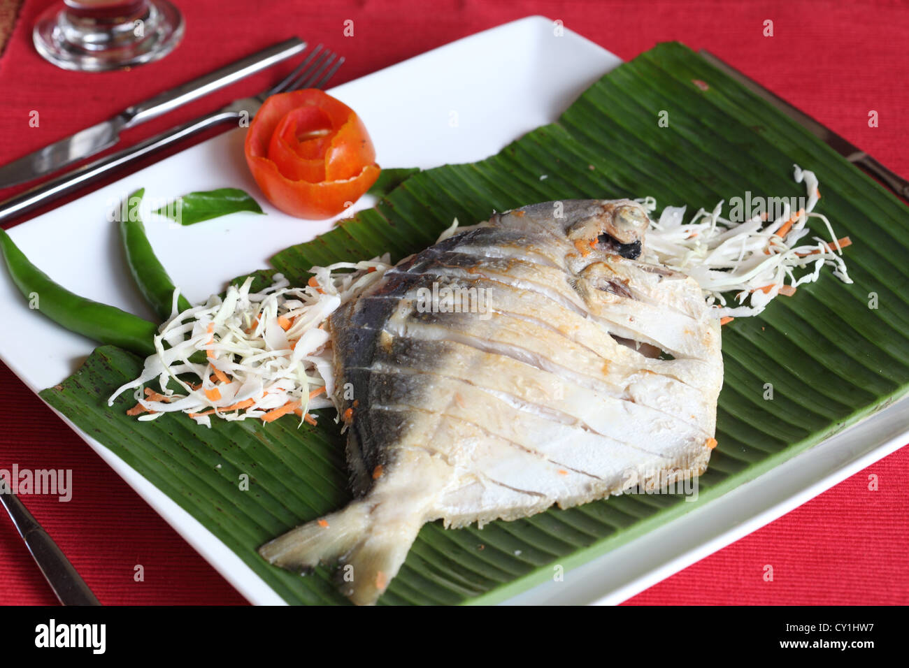 Kerala, gedünsteter Fisch im Bananenblatt Stockfoto