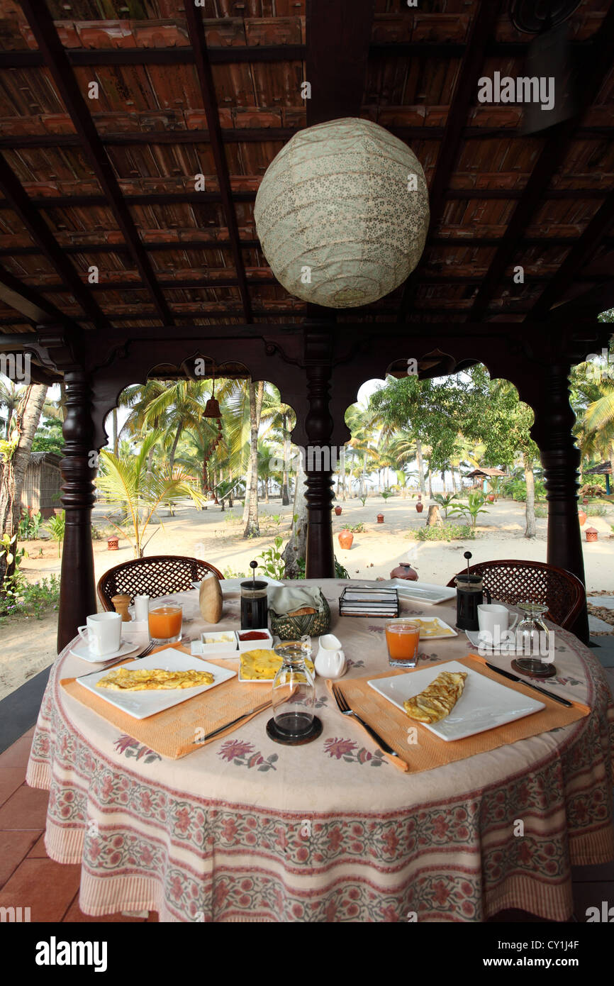 Morgen brechen schnell serviert in einem Resort neben Meer. Stockfoto