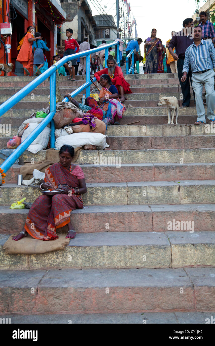 Typische Leben auf der Straße an den Ghats in Varanasi, Indien Stockfoto