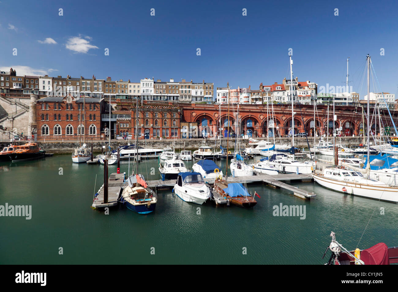 Ansicht von Ramsgate Yacht Marina, mit Blick auf die Stadt und die königliche Parade. Stockfoto