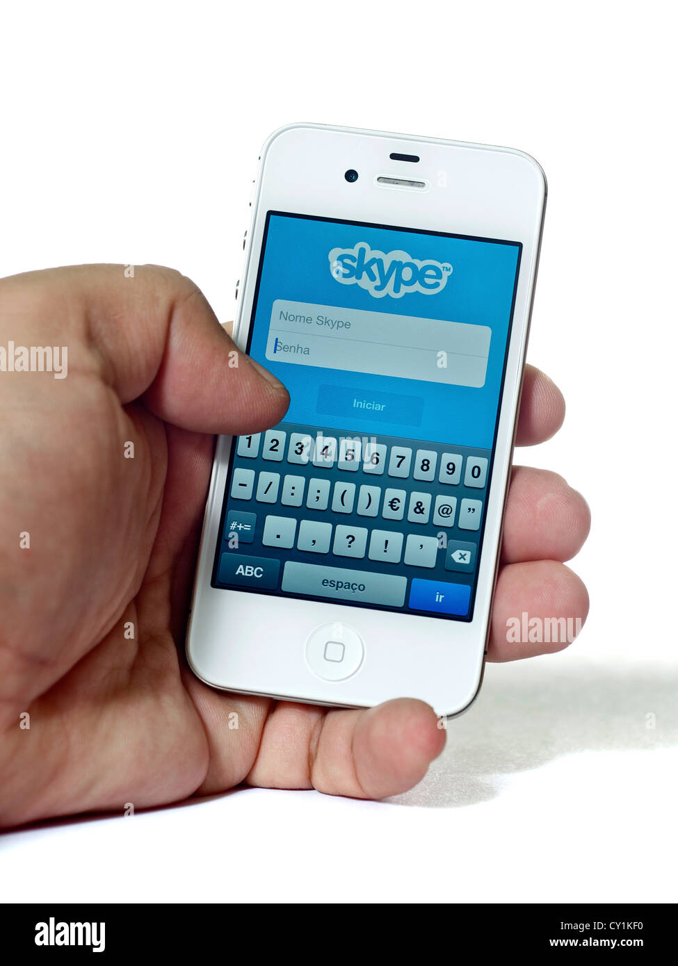 Die Hand eines Mannes machen das Login über Skype Anwendung. FÜR DEN REDAKTIONELLEN GEBRAUCH BESTIMMT. Stockfoto