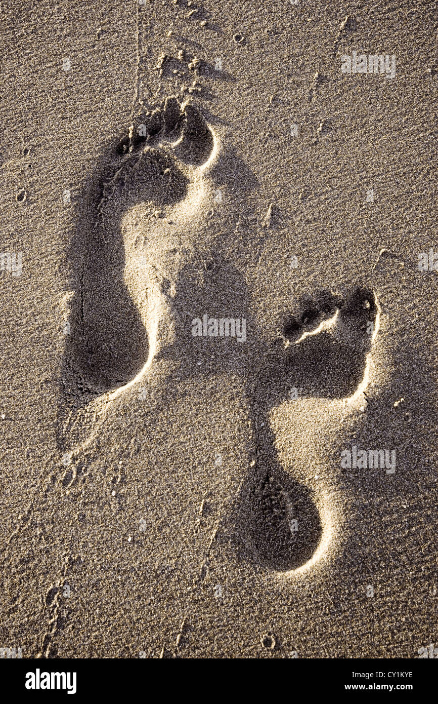 Zwei Fußspuren im Sand des Strandes Stockfotografie - Alamy
