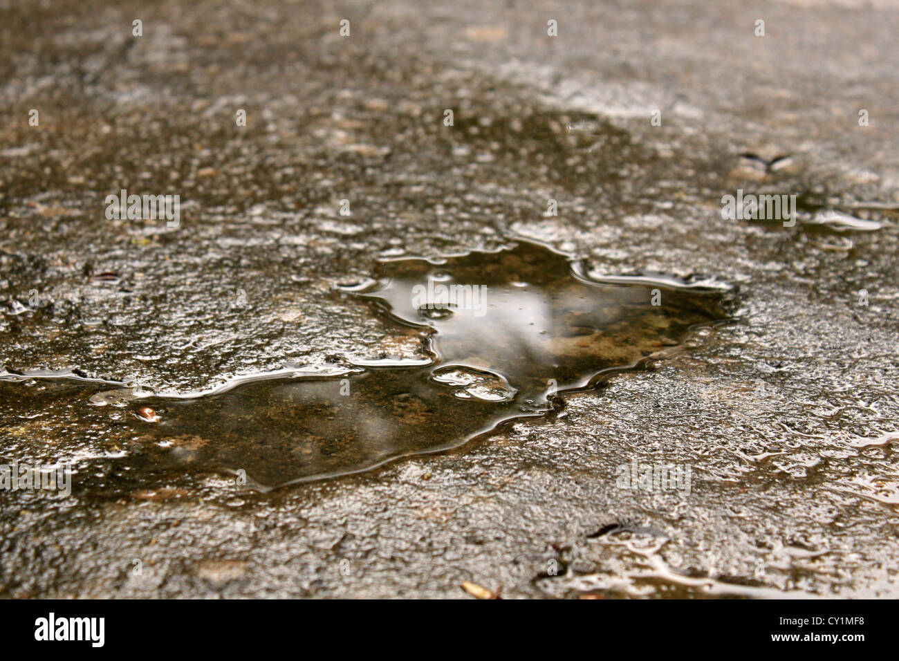 Regenwasser auf Zementboden verstopft Stockfoto