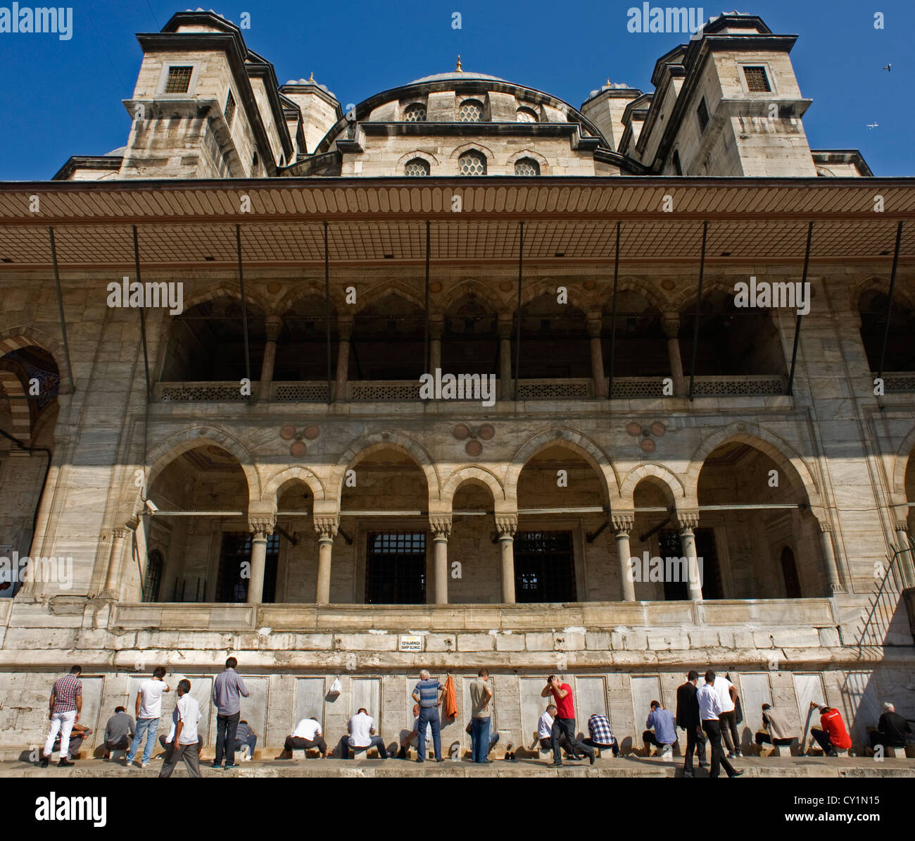 Waschungen bei Yeni Camii (neue Moschee), Istanbul. Stockfoto