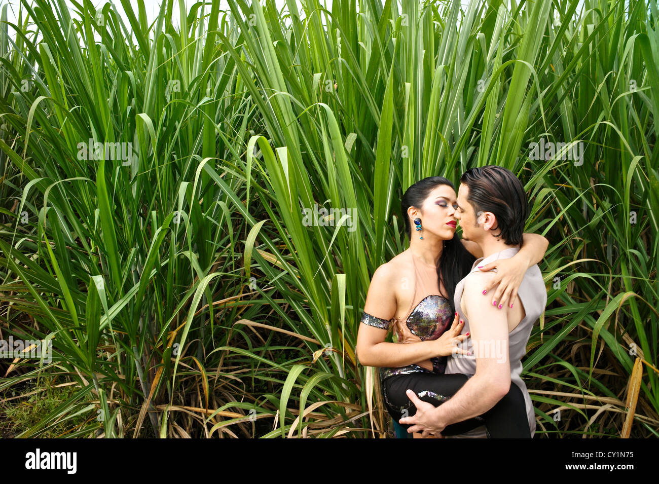 Kolumbianische Tänzer die Salsa in einer Zuckerrohr-Plantage. Stockfoto