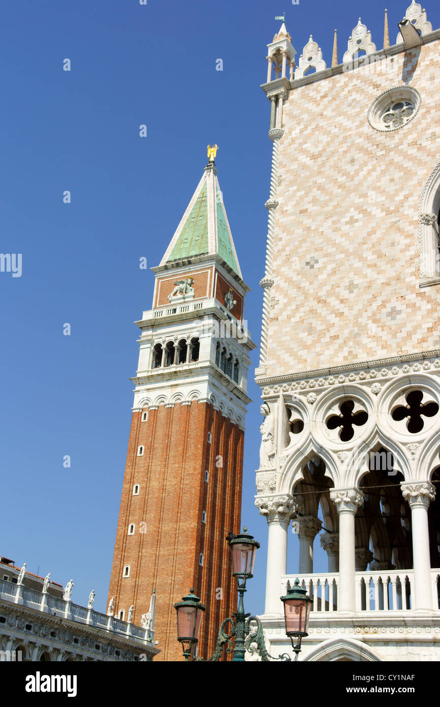 Detail des Palazzo Ducale (Dogenpalast) im gotischen Stil und die Glocke Turm der Basilika von San Marco in Venedig, Italien Stockfoto