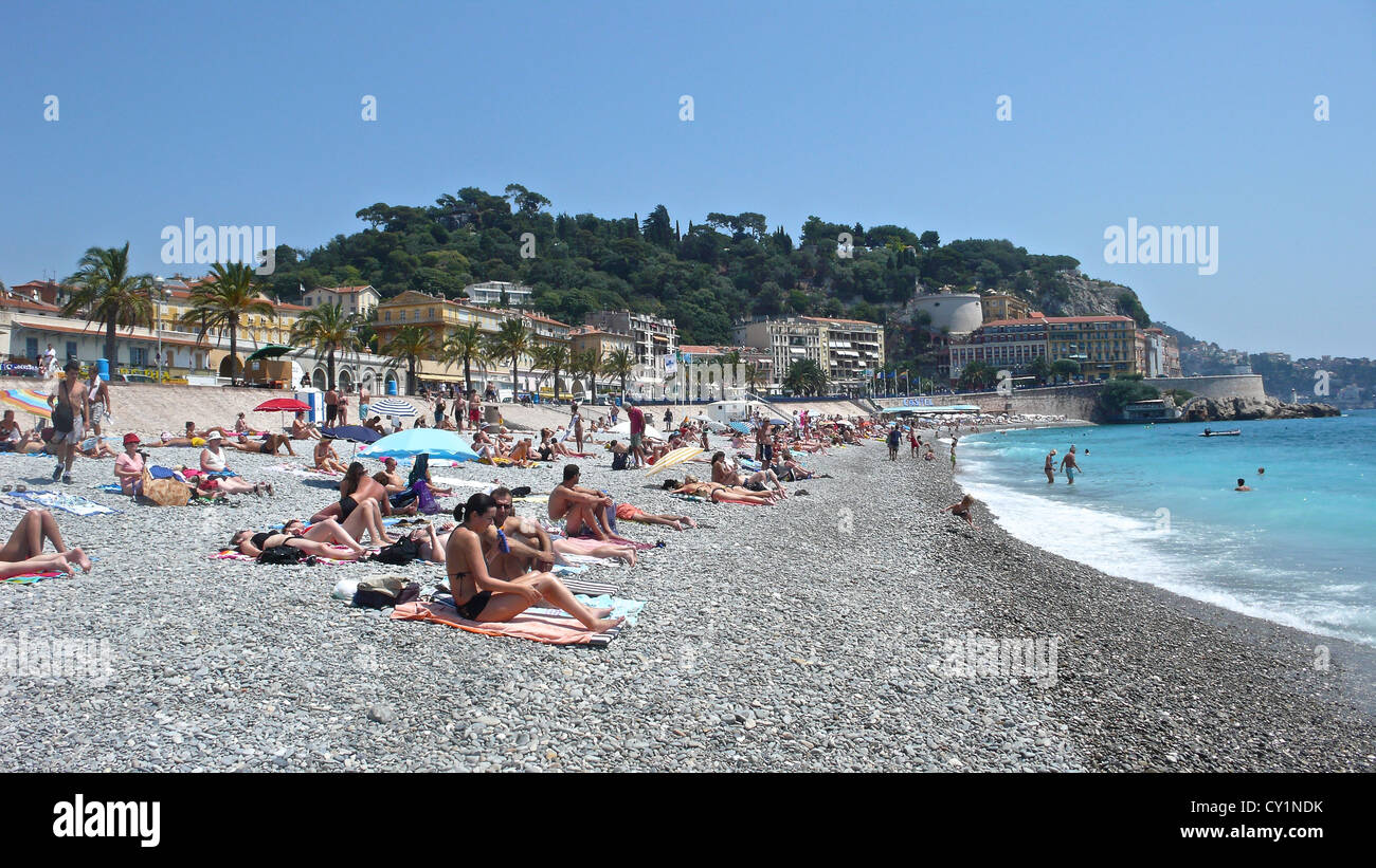 Die mediterranen Küste zieht Schwimmer und Sonnenanbeter. Stockfoto