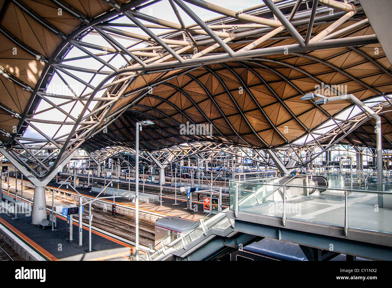 Southern Cross Bahnhof in Melbourne, Australien mit Tracks und Plattformen weiter unten. Stockfoto